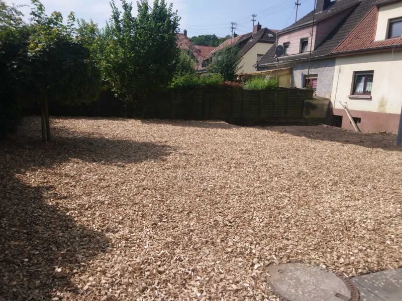 Mit Hackschnitzeln gemulchte Gartenfläche
